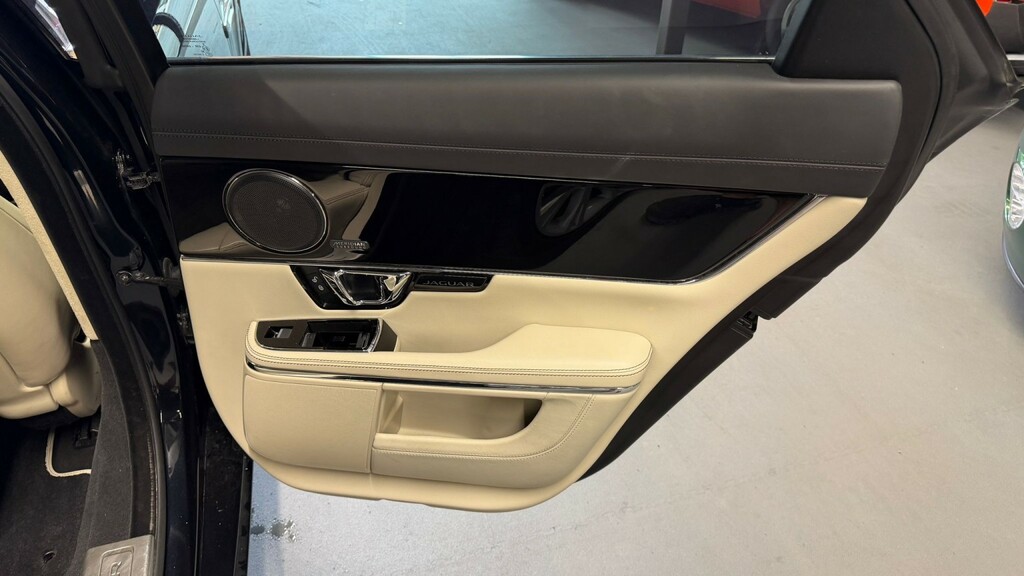 Jaguar XJ 3.0D V6 Portfolio Saloon Euro 6 S Black #20