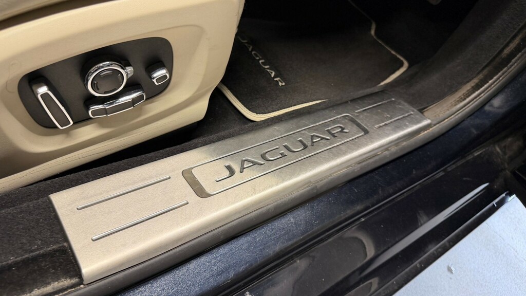 Jaguar XJ 3.0D V6 Portfolio Saloon Euro 6 S Black #18