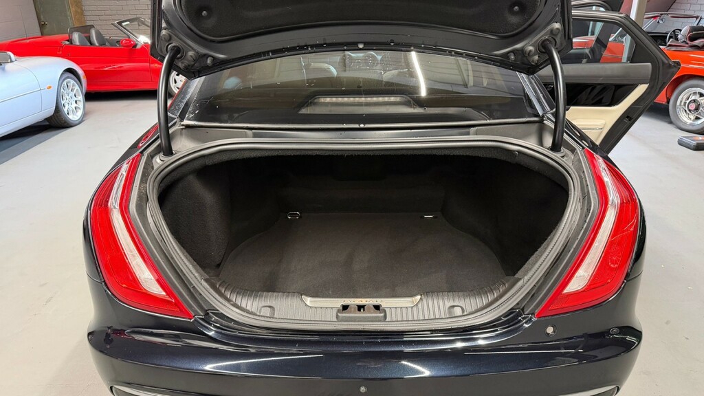 Jaguar XJ Saloon 3.0 D V6 Portfolio 201919 Black #4