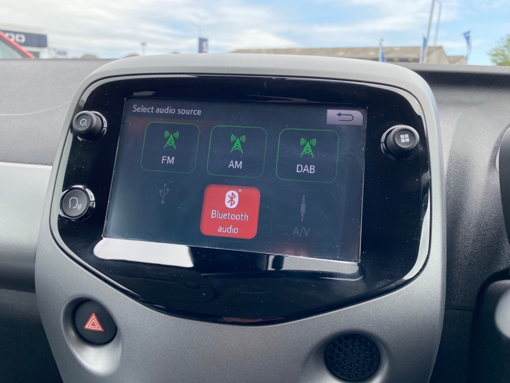 Toyota Aygo 1.0 Vvt-i X-play Red #23