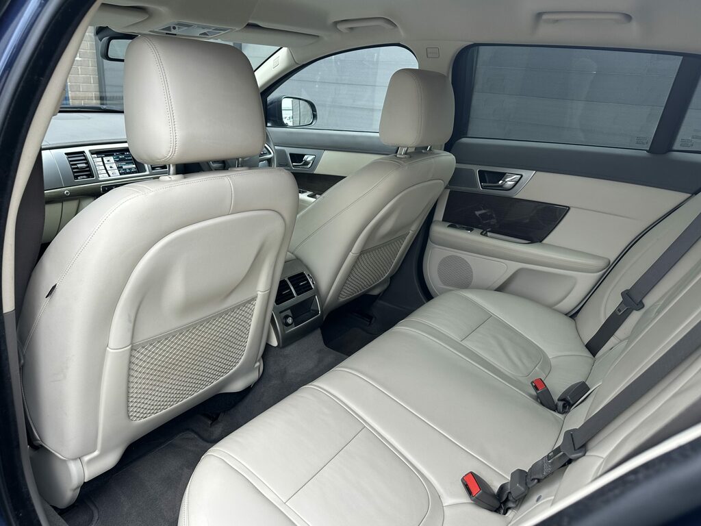 Jaguar XF D Sport Sportbrake Black #27