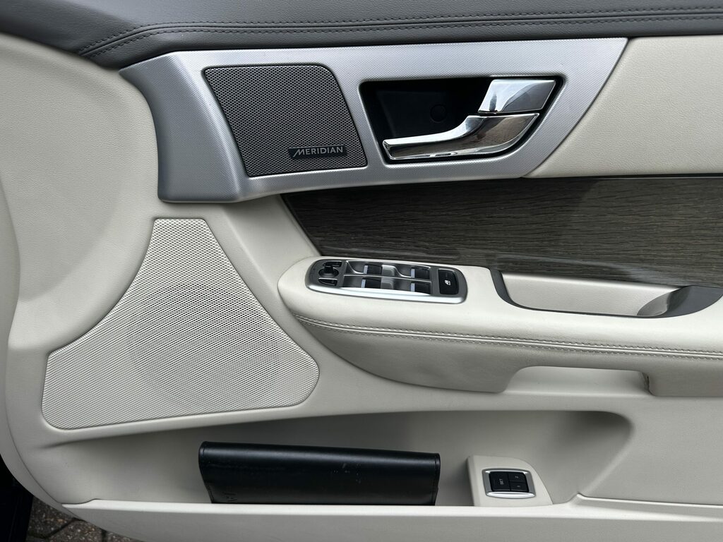 Jaguar XF D Sport Sportbrake Black #18