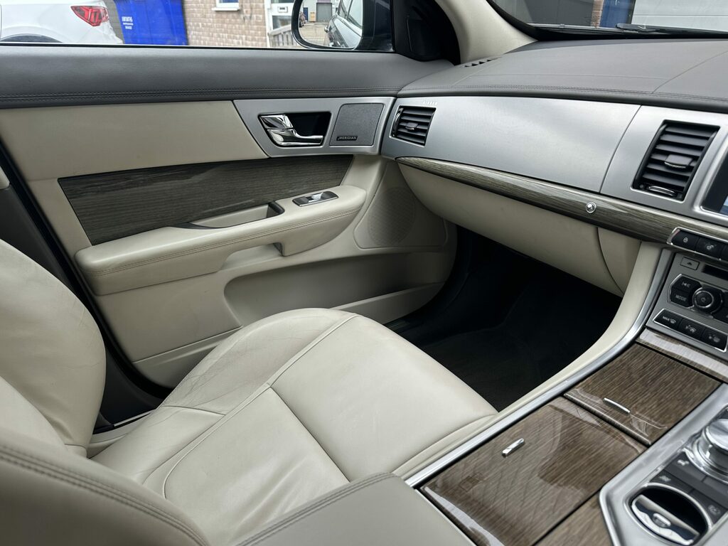 Jaguar XF D Sport Sportbrake Black #39