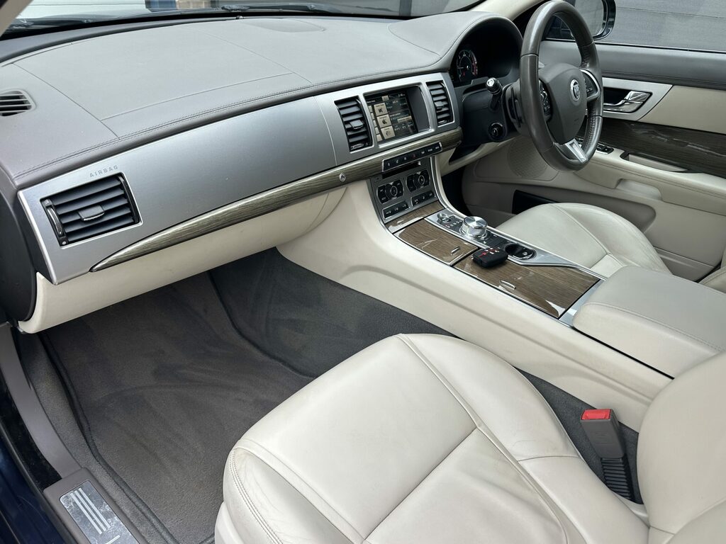 Jaguar XF D Sport Sportbrake Black #25