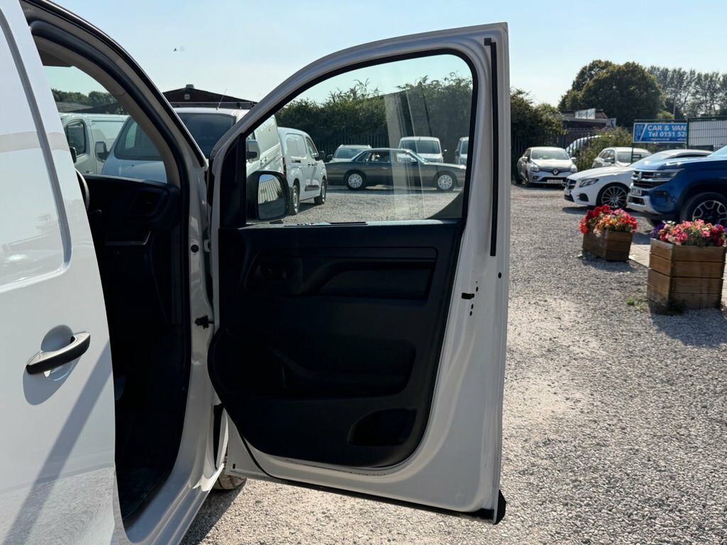 Vauxhall Vivaro 1.5L Pro 6Dr White #17
