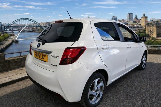 Toyota Yaris 1.5 Vvt-h Icon E-cvt Euro 6 SO15LWY White #2