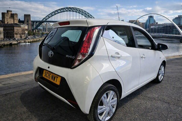 Toyota Aygo 1.0 Vvt-i X-pression X-wave Euro 5 Euro 5 White #2