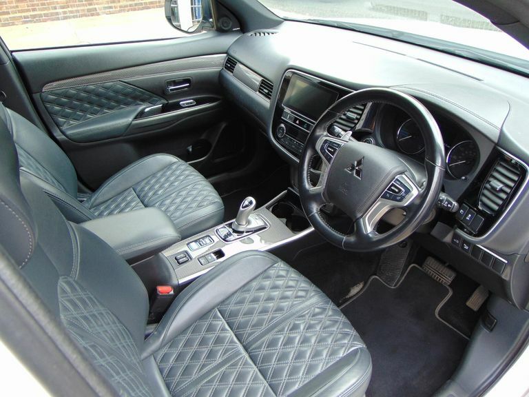 Mitsubishi Outlander Exceed White #12