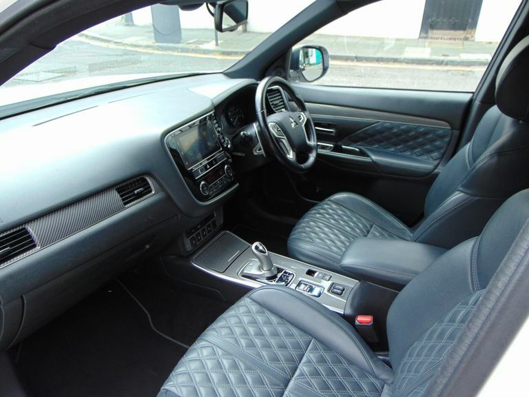 Mitsubishi Outlander Exceed White #54