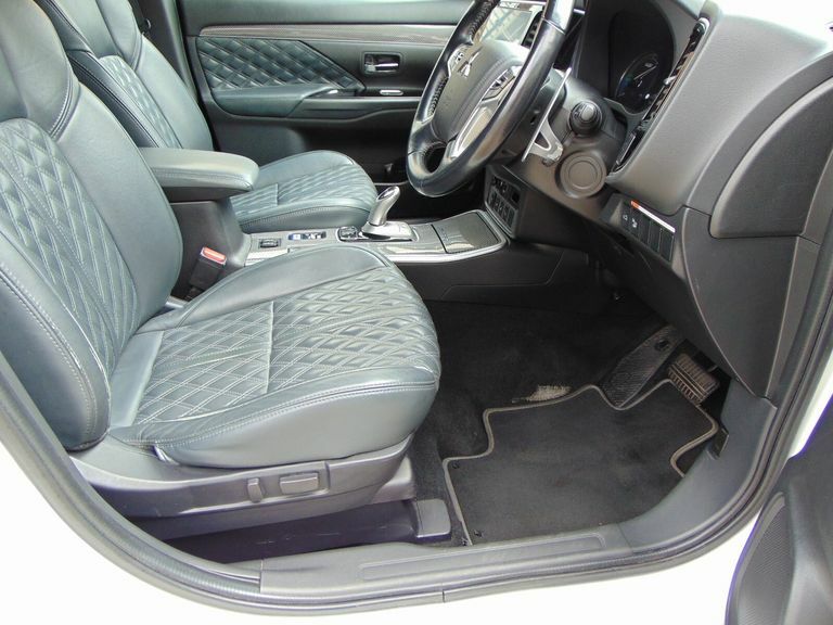 Mitsubishi Outlander Exceed White #36
