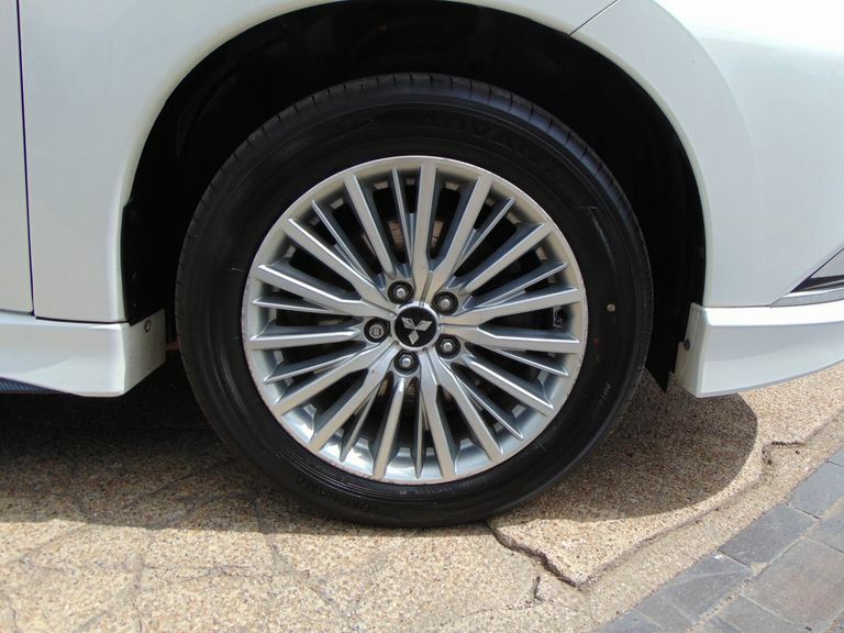 Mitsubishi Outlander Exceed White #57