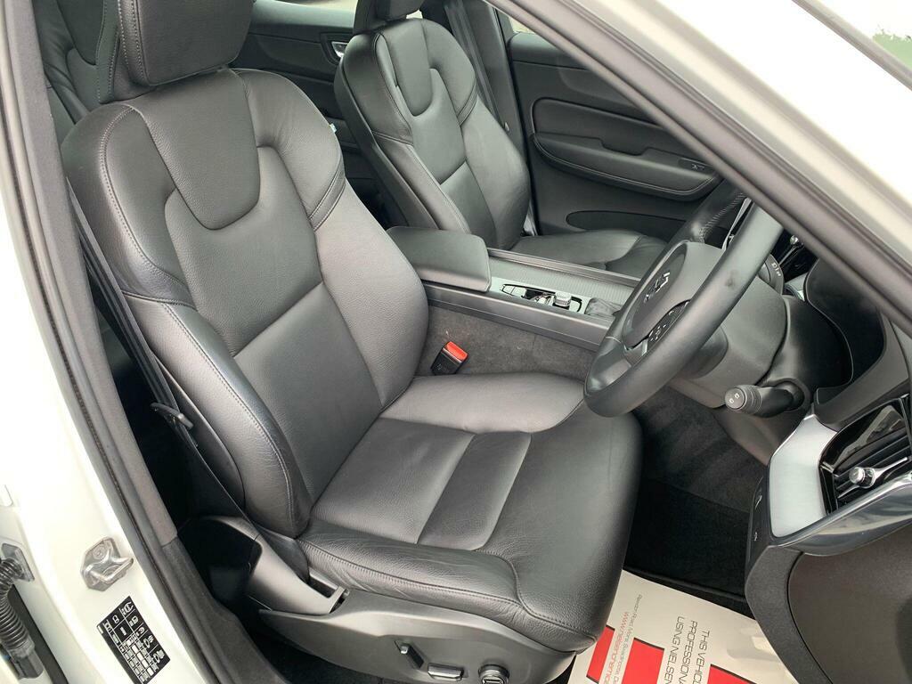 Volvo XC60 2.0 D4 Momentum Pro Euro 6 S S White #6