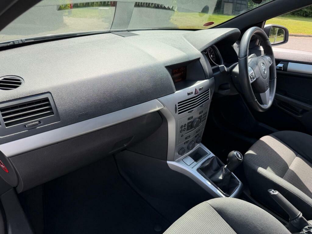 Vauxhall Astra Hatchback Black #14