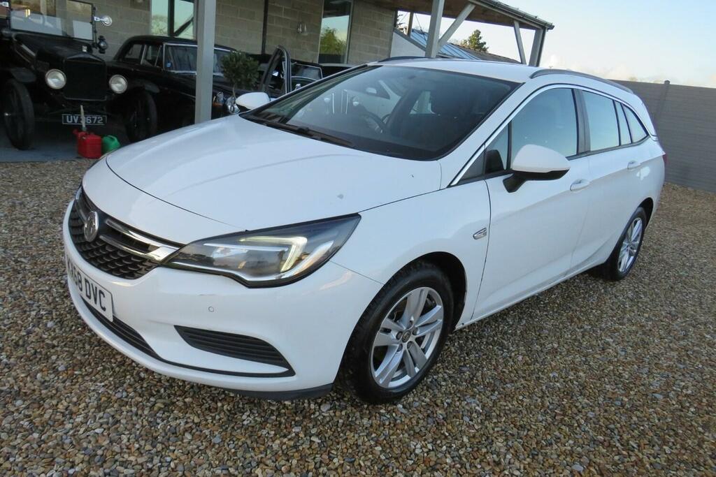 Vauxhall Astra Estate KX68DVC White