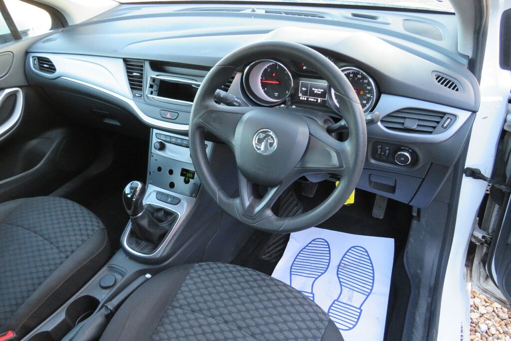 Vauxhall Astra Estate KX68DVC White #3