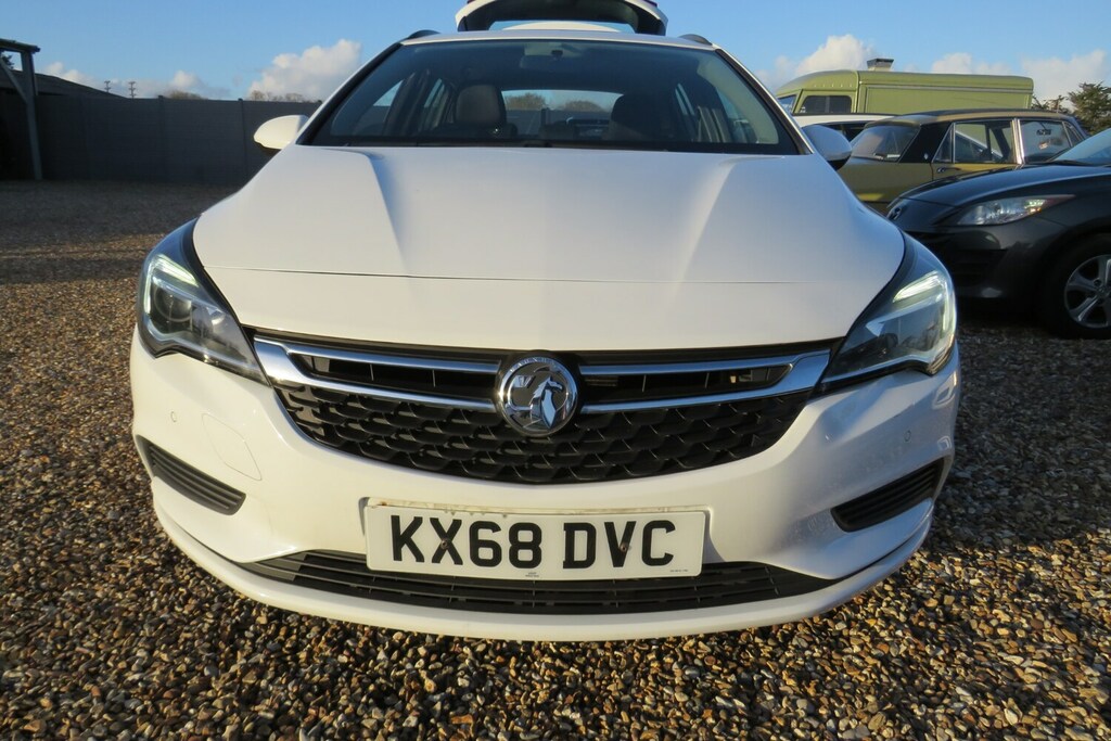 Vauxhall Astra Estate KX68DVC White #5