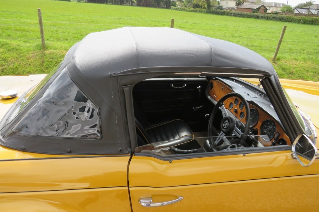 Triumph TR6 With Overdrive Yellow #6