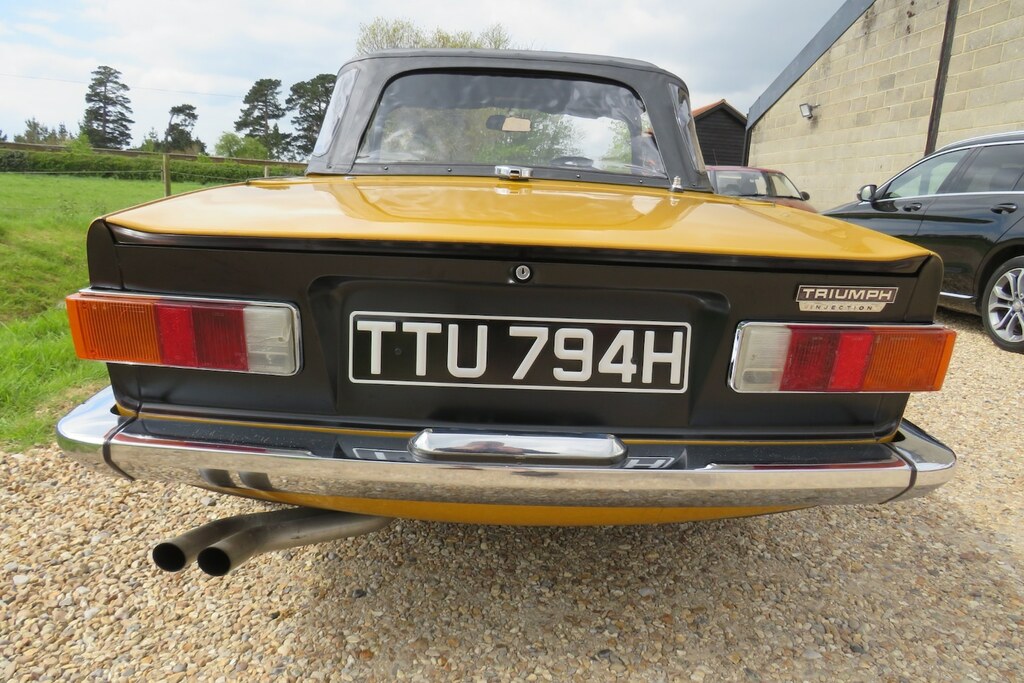 Triumph TR6 With Overdrive Yellow #4