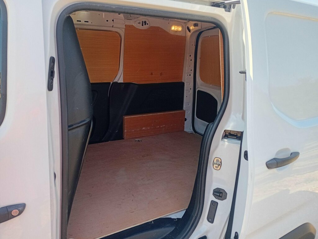 Peugeot Partner Diesel White #9