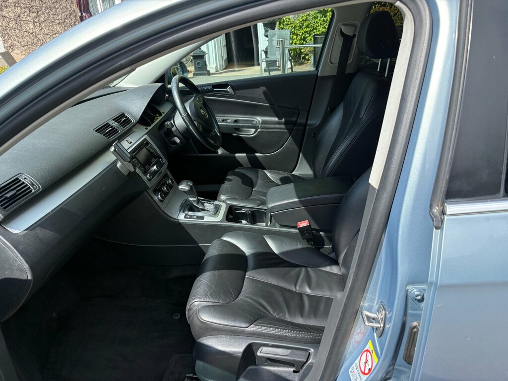 Volkswagen Passat Black #8
