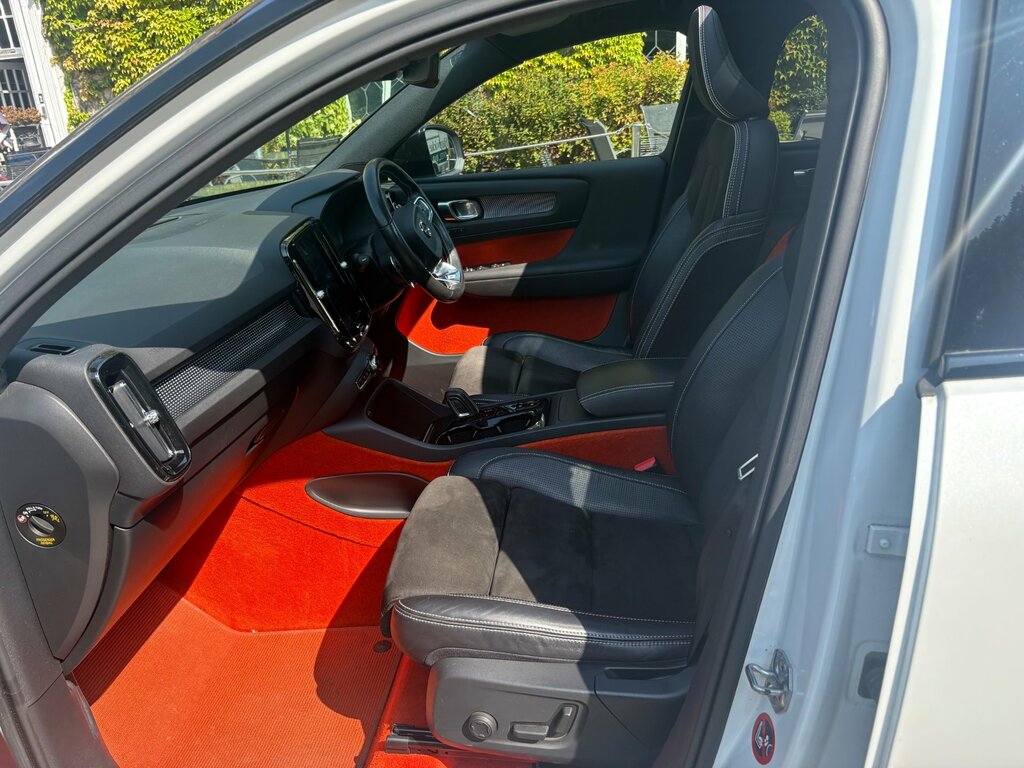 Volvo XC40 Momentum White #8