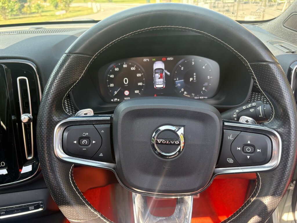 Volvo XC40 Momentum White #9