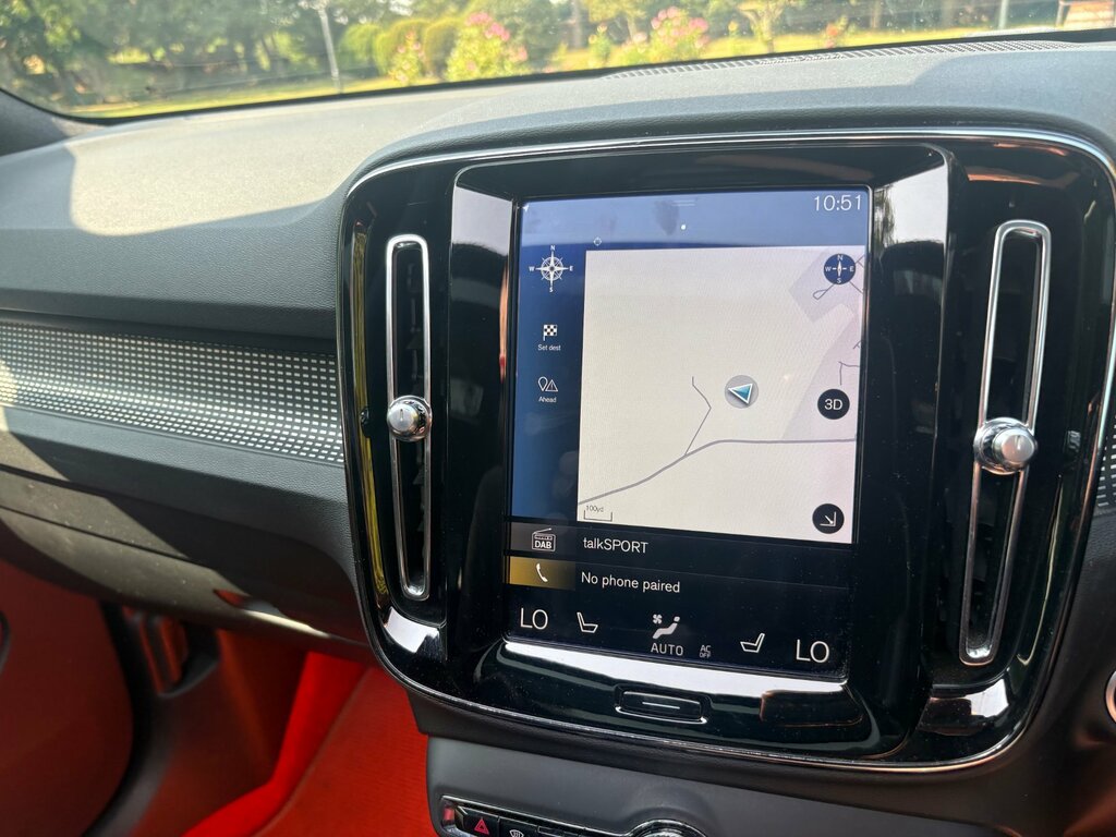 Volvo XC40 Momentum White #13