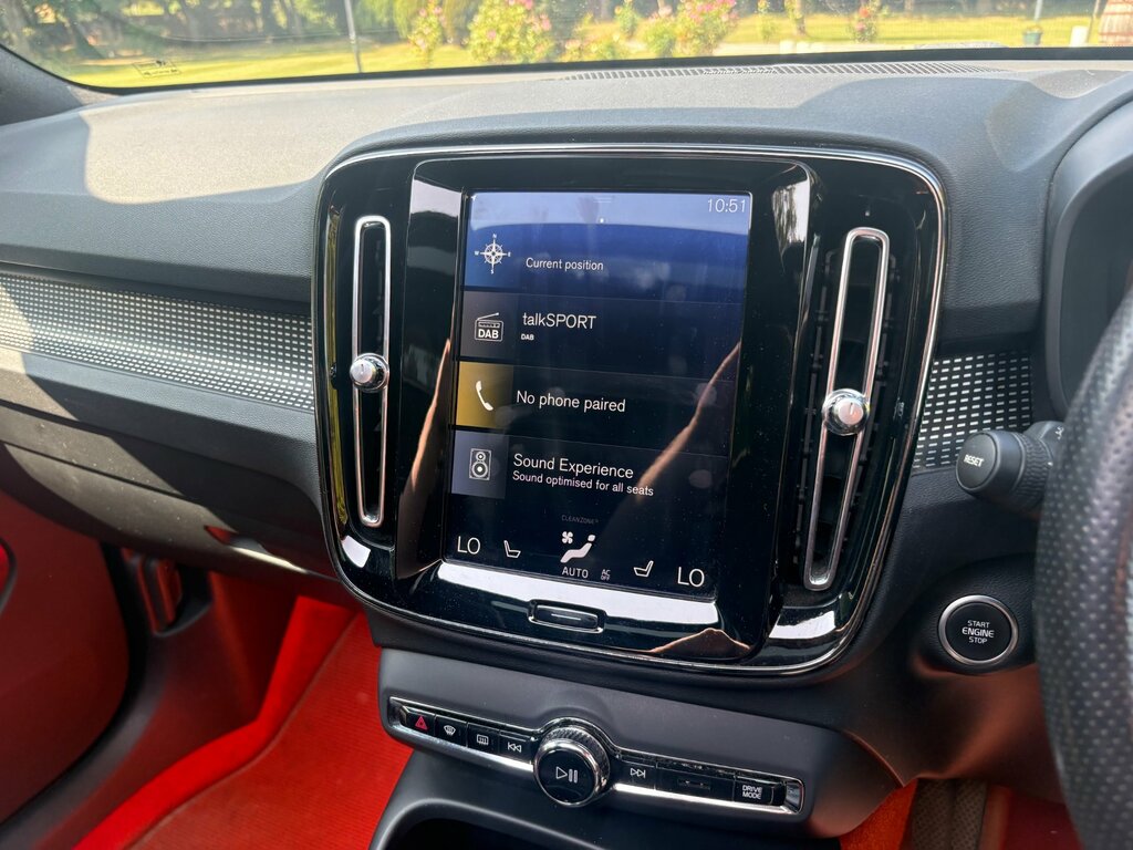 Volvo XC40 Momentum White #11