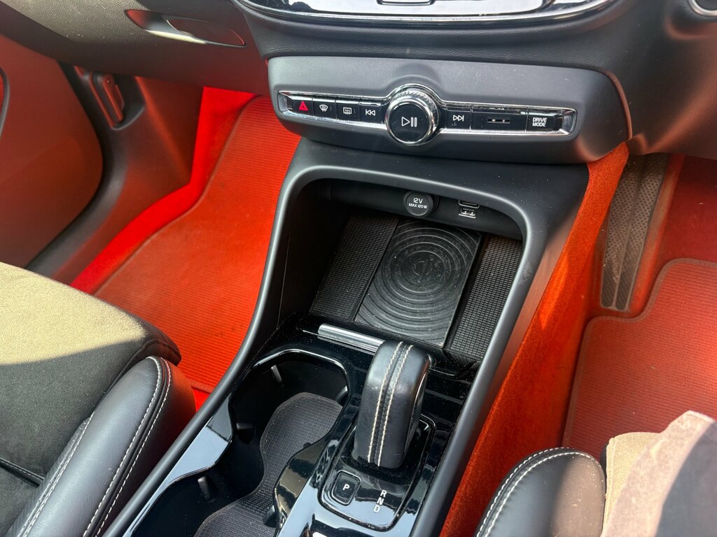 Volvo XC40 Momentum White #12