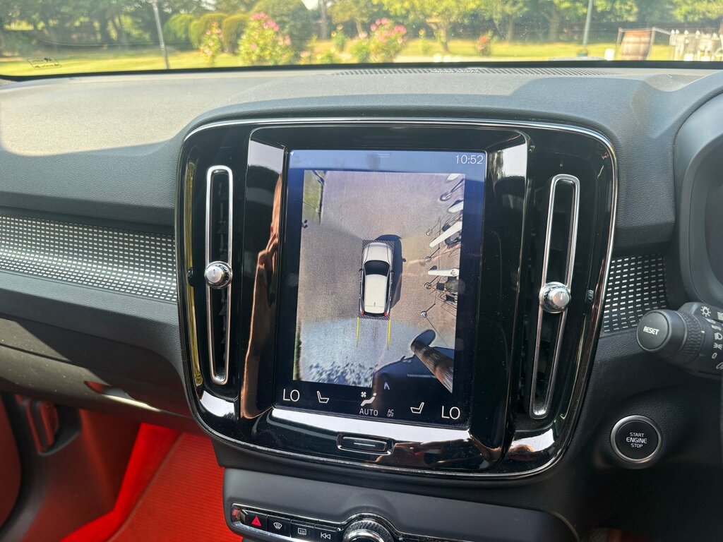 Volvo XC40 Momentum White #14