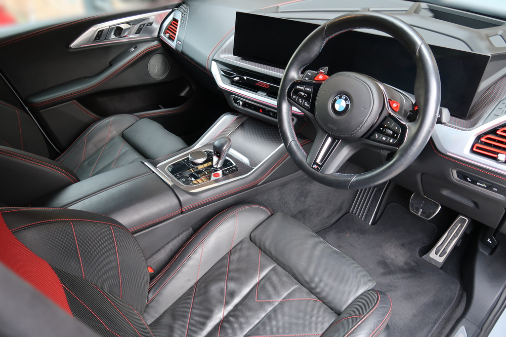 BMW XM Estate Black #36
