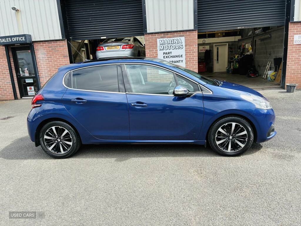 Peugeot 208 1.2 Puretech Allure Premium Blue #2