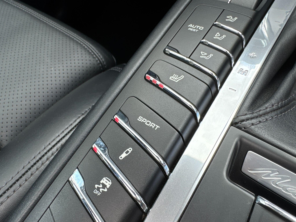Porsche Macan 1 Owner Full Porsche History Sportdesign Pack White #17