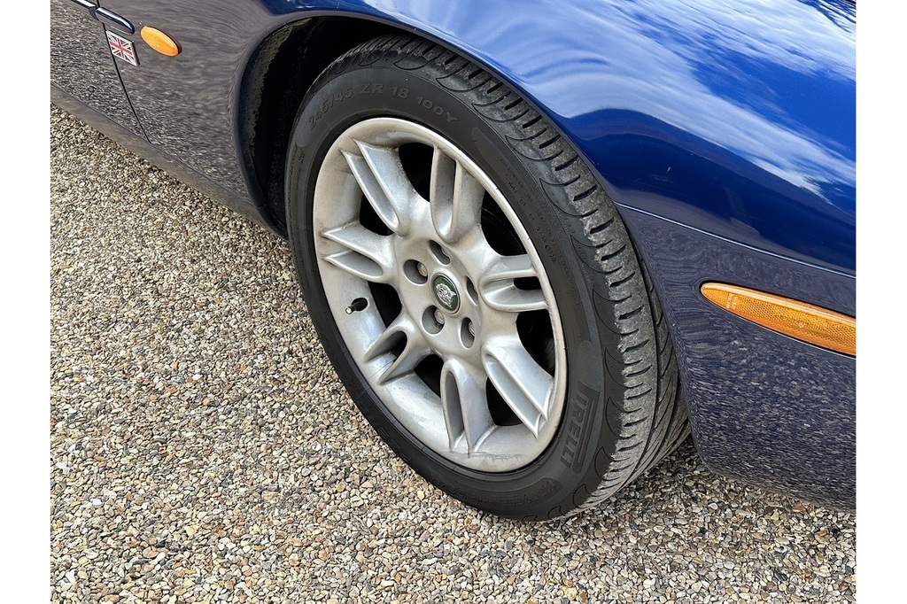 Jaguar XK8 4.0 Silver #9