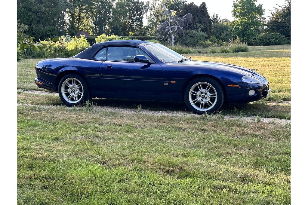 Jaguar XK8 4.0 Silver #25