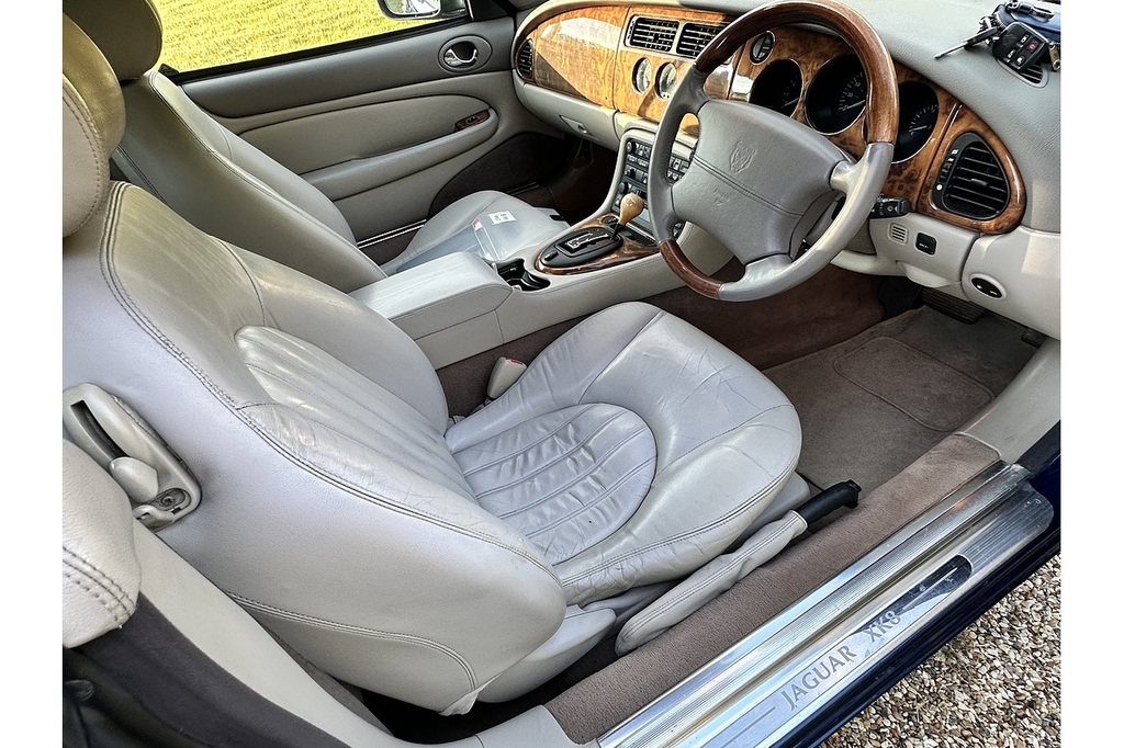 Jaguar XK8 4.0 Silver #17