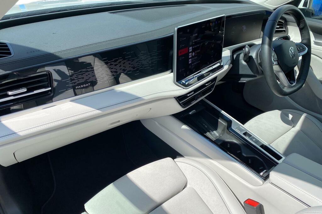 Volkswagen Passat 1.5 Tsi Ehybrid 19.7Kwh Elegance Estate RO25HBE White #2