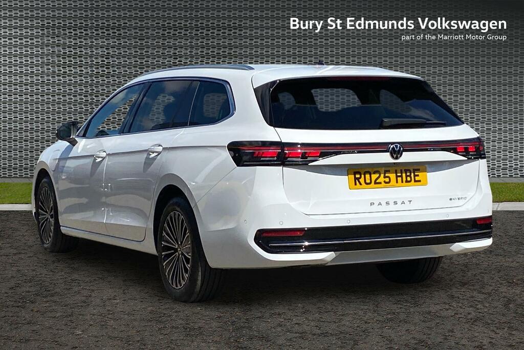 Volkswagen Passat 1.5 Tsi Ehybrid 19.7Kwh Elegance Estate RO25HBE White #3