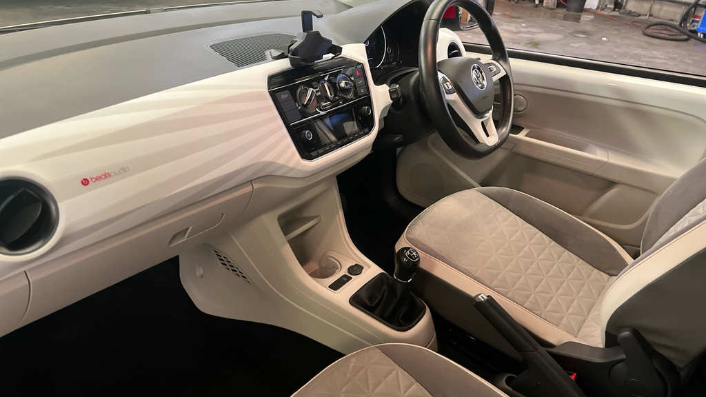 Volkswagen Up Up 1.0 Beats GX70WVT White #2