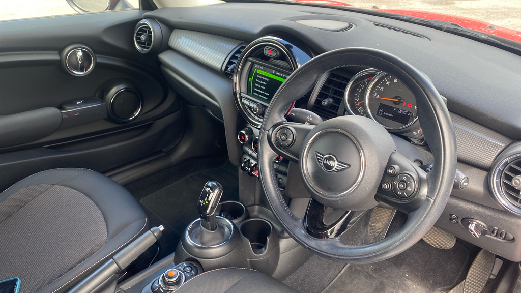 Mini Hatch Hatchback 1.5 Cooper II Red