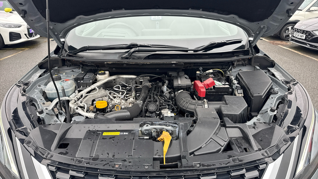 Nissan Qashqai N-connecta Red #16