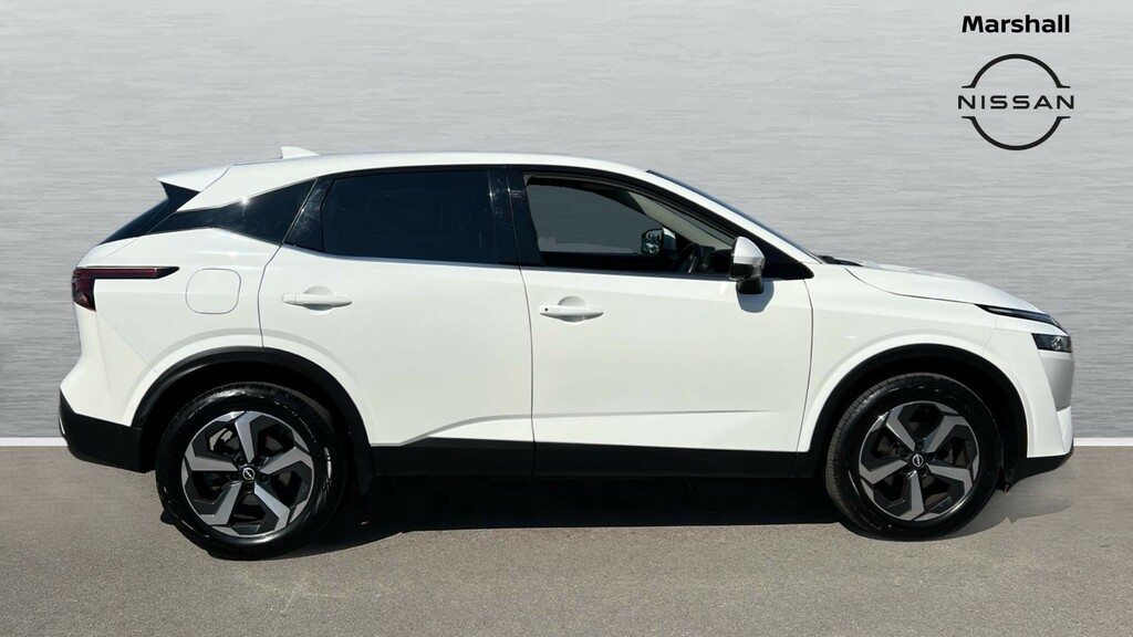 Nissan Qashqai Qashqai 1.3 Dig-t Mh 158 N-connecta Xtronic DV23NWC White #3