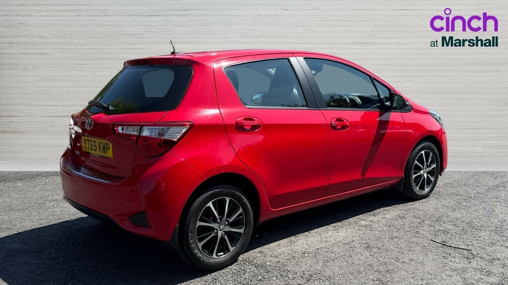 Toyota Yaris Yaris 1.5 Vvt-i Icon Tech Cvt Red #3