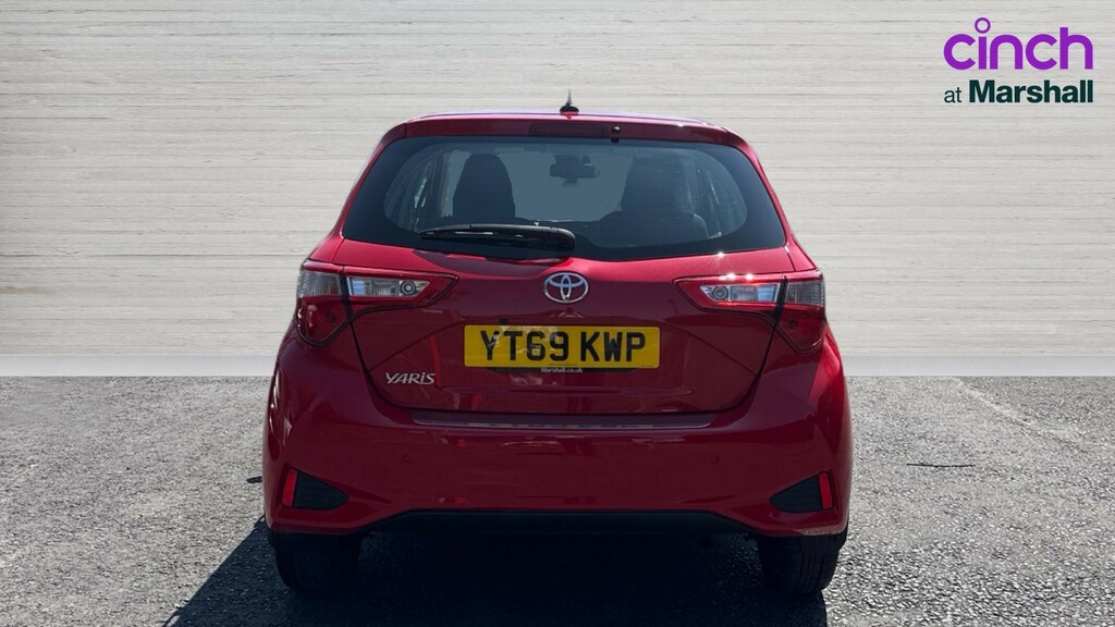 Toyota Yaris Yaris 1.5 Vvt-i Icon Tech Cvt Red #4