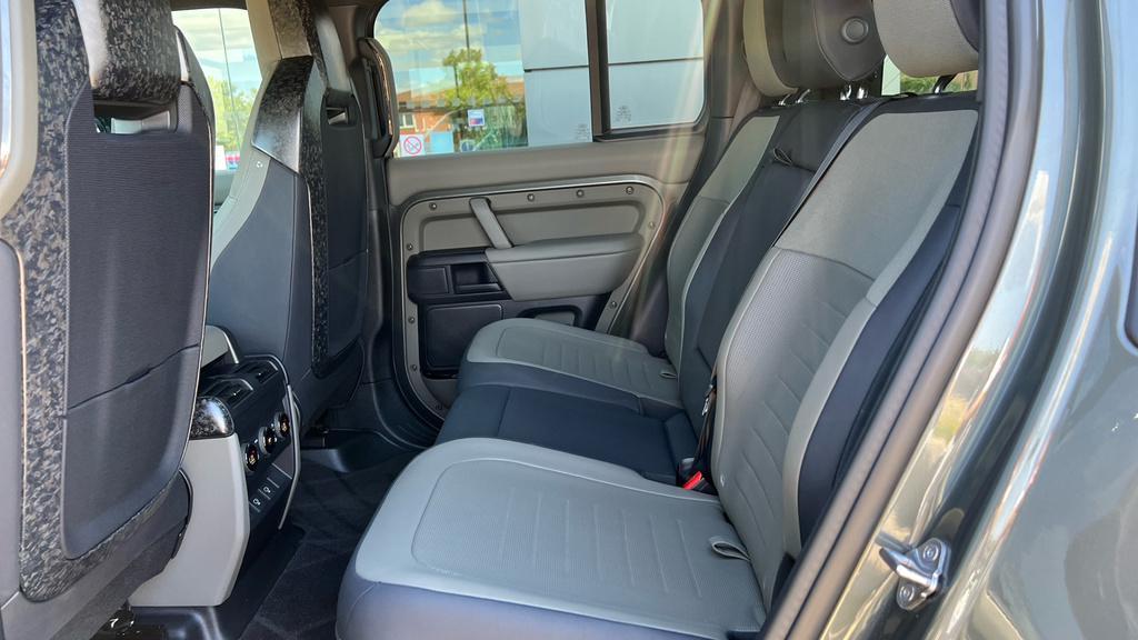 Land Rover Defender 110 Defender 4.4 P635 Octa Edition One 110 FX25RXV Green #4