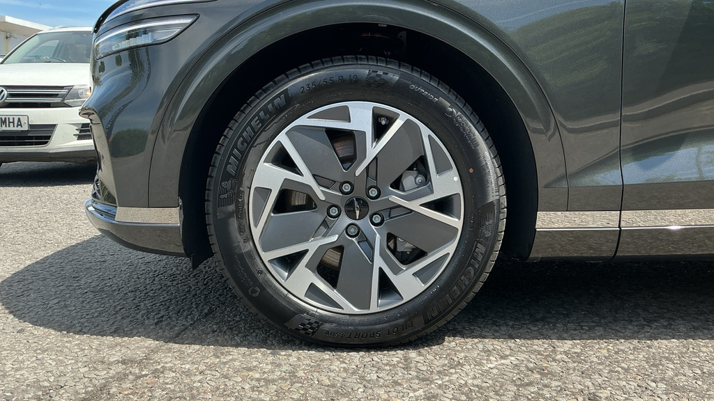 Genesis GV70 Gv70 360Kw Pure 84Kwh Awd Grey #4