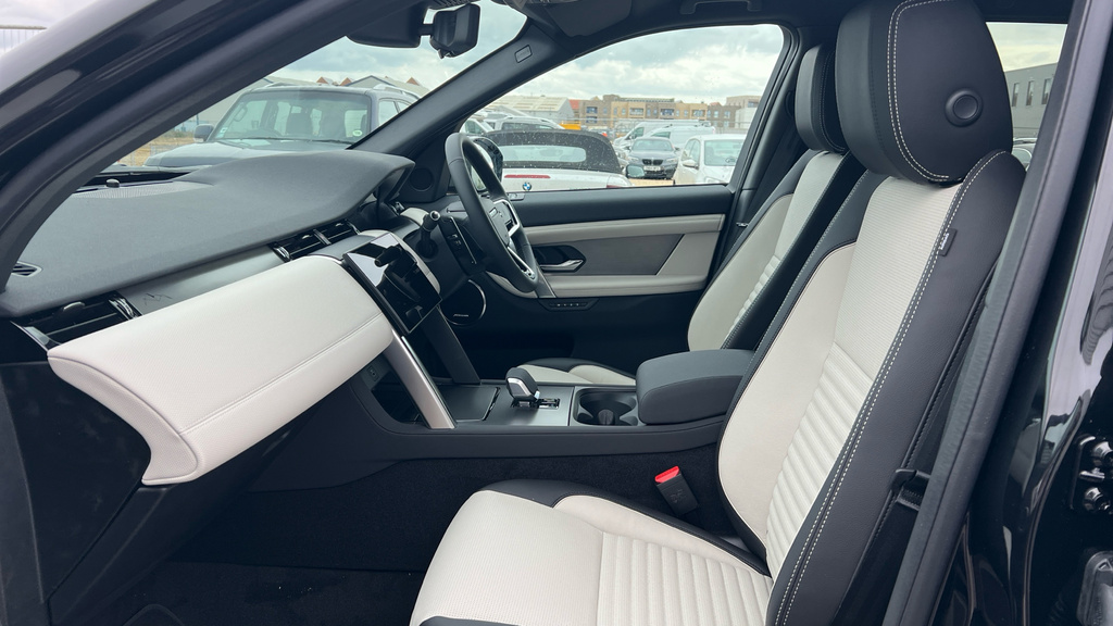 Land Rover Discovery Sport Discovery Sport 1.5 P270e Landmark 5 Sea AE26PJJ Black #3