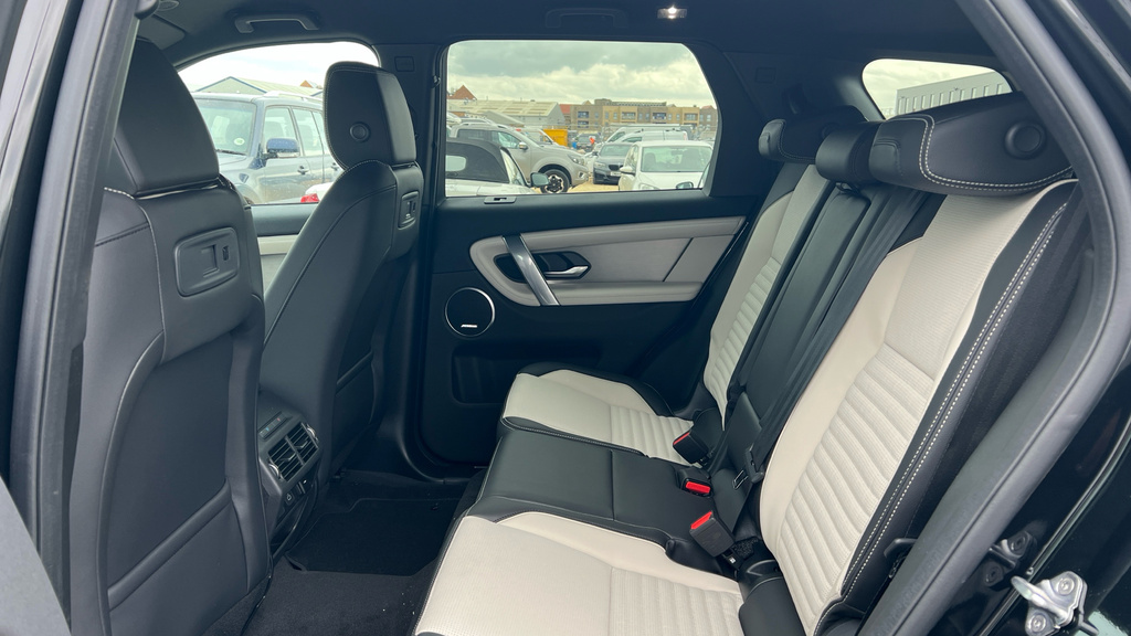 Land Rover Discovery Sport Discovery Sport 1.5 P270e Landmark 5 Sea AE26PJJ Black #4