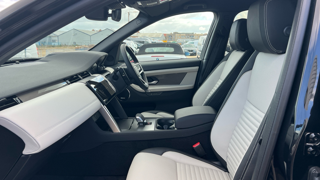 Land Rover Discovery Sport Discovery Sport 2.0 D200 Metropolitan 5 AE26PHO Black #3