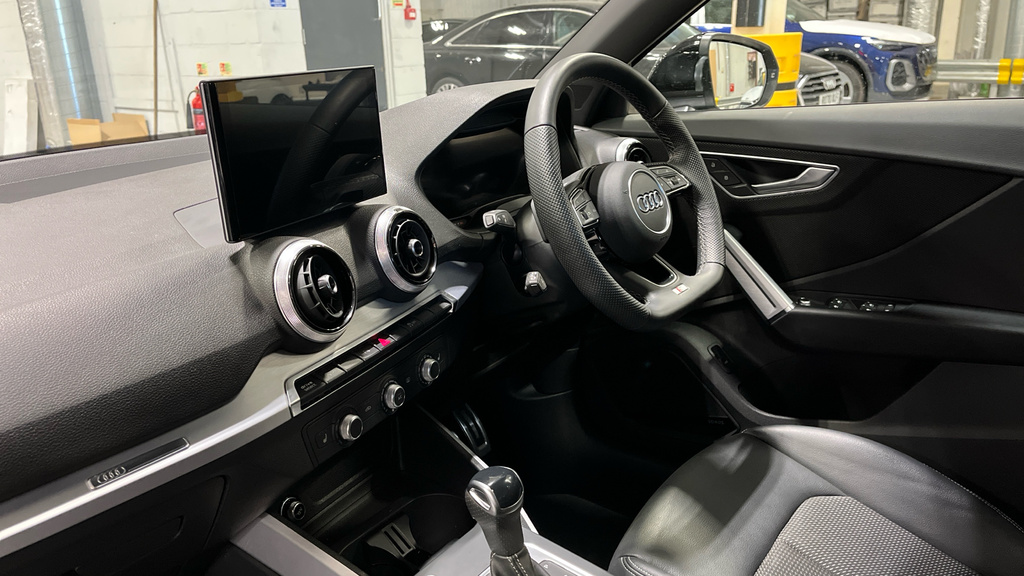Audi Q2 Q2 35 Tfsi Black Edition S Tronic KN75YWT Black #2